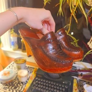 groovy 60s clogs 🕺